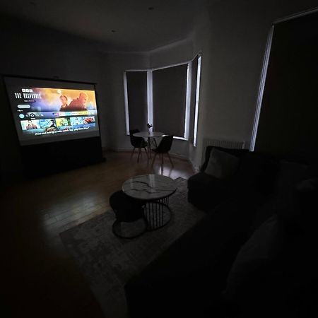 Spacious 2 Bed Flat In Лондон Екстериор снимка
