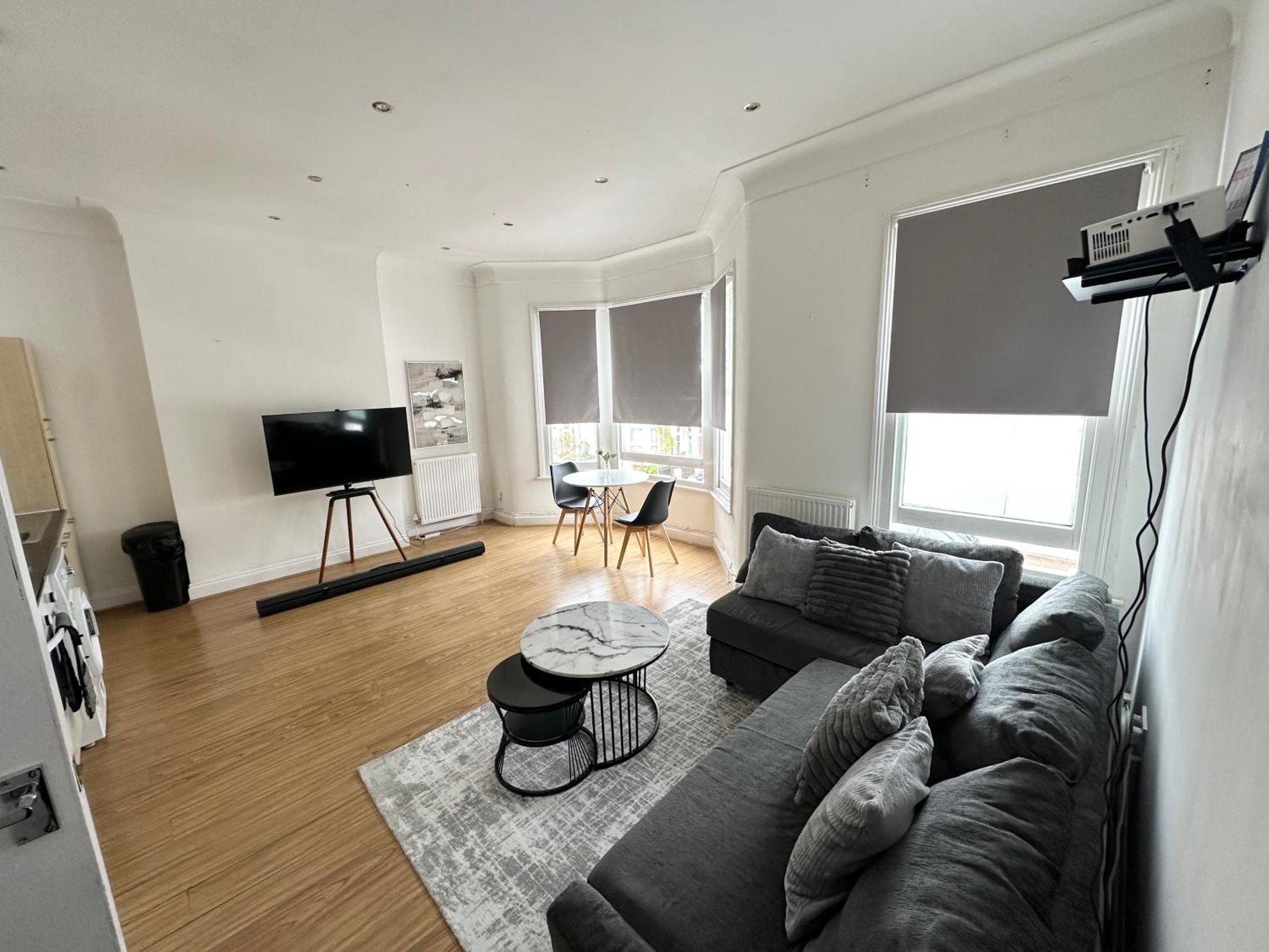 Spacious 2 Bed Flat In Лондон Екстериор снимка