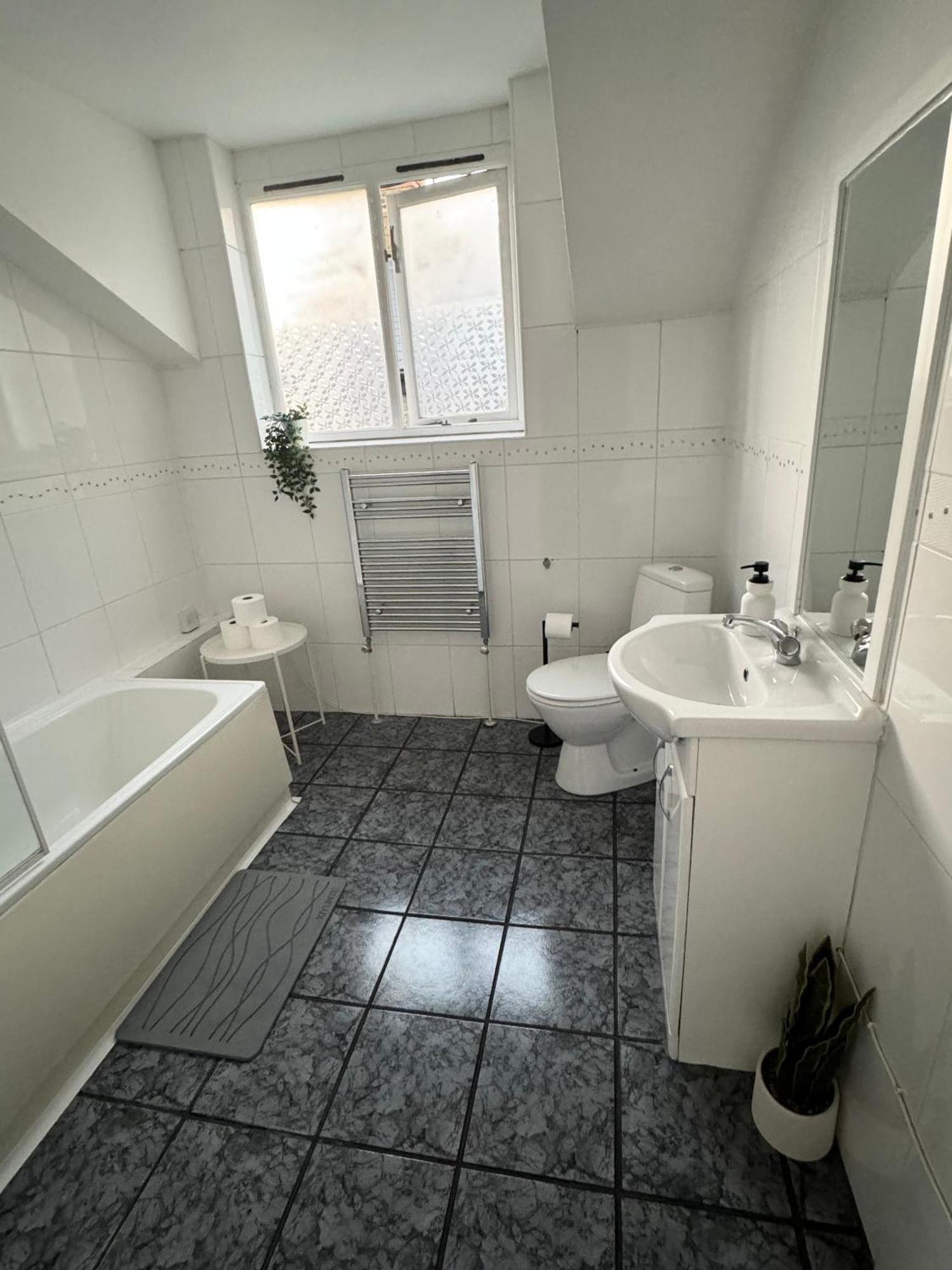 Spacious 2 Bed Flat In Лондон Екстериор снимка