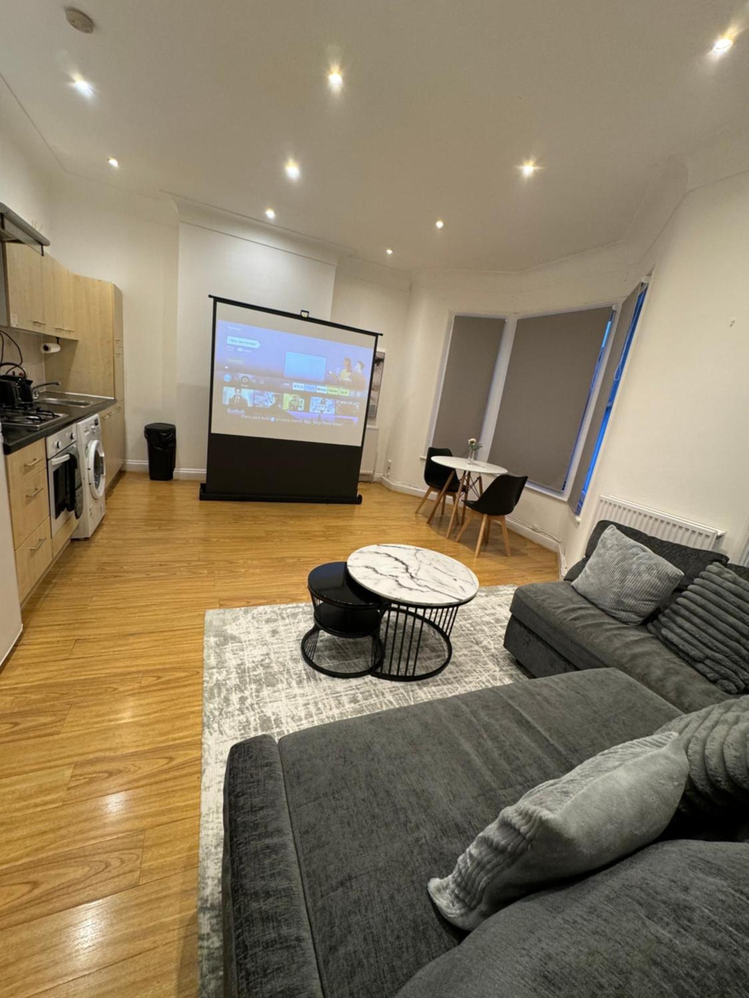 Spacious 2 Bed Flat In Лондон Екстериор снимка